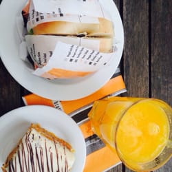 Bagel Brothers - Alles bitte :) Bagel mit Hühnchen, frisch gepresster O-Saft und Carrotcake