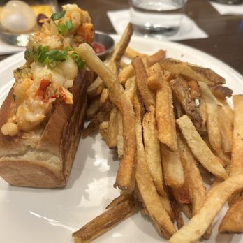 Burtons Grill & Bar - Lobster Roll (Warm) - New American Near Me - Plantation, Florida