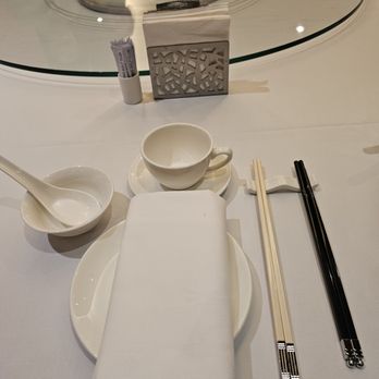 香港高爾夫球會 - Place setting: white pair is for eating. Black pair is for serving - Golf Near Me - Hong Kong, HK