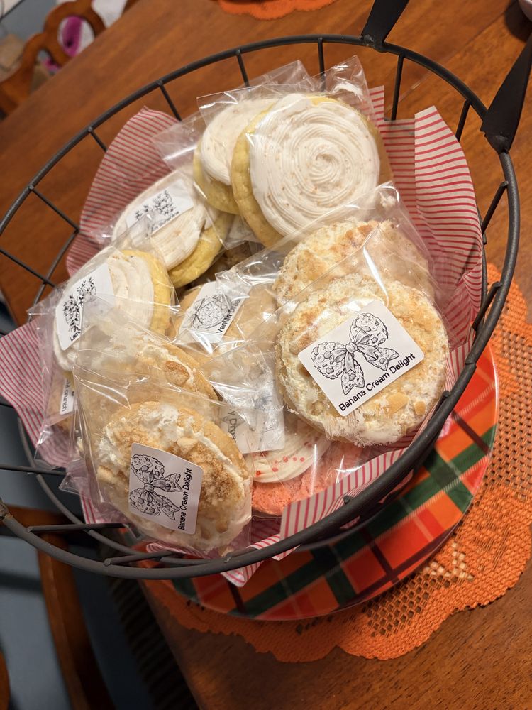 Kiki’s Custom Treats Logo