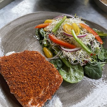 CAO - Salmon with salad and olive and like dressing - Seafood Near Me - Cancún, ROO CAO - Salmon with salad and olive and like dressing - Seafood Near Me - Cancún, ROO