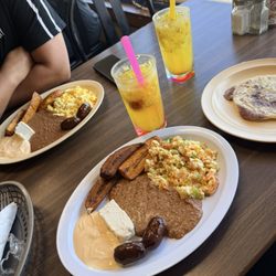 Huevos revueltos, ensalada