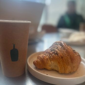 Blue Bottle Coffee - Wolf Point - Coffee & Tea Near Me - Chicago, Illinois