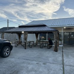 710 Wings & Things - Outside, sitting area