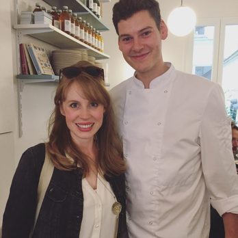 Yem'a - Chef Camille (right) with an adoring fan. (Chloe.) - Vegan Near Me - Paris, 75