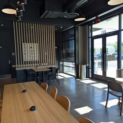The Coffee Bean & Tea Leaf - Clean tables