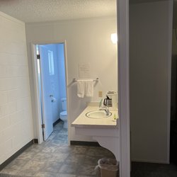 Big Pine Motel - Bathroom