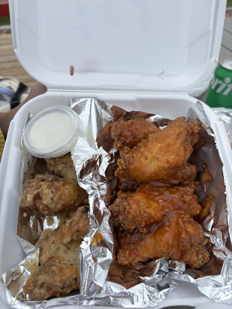 Wings and More Food Hut Logo