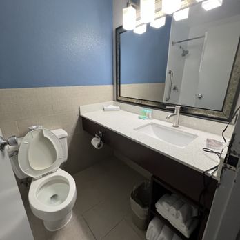 Glenstone Lodge - Bathroom in double room - Hotels Near Me - Gatlinburg, Tennessee