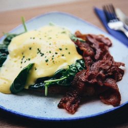 Paulinski Palme - ZWEI POCHIERTE BIO EIER MIT KROSSEM SPECK AUF SAUERTEIGBROT, SPINAT UND SAUCE HOLLANDAISE