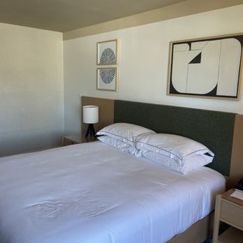 Kimpton Hotel Enso - Comfortable bed with trend-focused decorations. - Hotels Near Me - San Francisco, California Kimpton Hotel Enso - Comfortable bed with trend-focused decorations. - Hotels Near Me - San Francisco, California