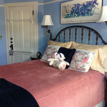 Iris Inn Bed & Breakfast - Hotels Near Me - Ashland, Oregon Iris Inn Bed & Breakfast - Hotels Near Me - Ashland, Oregon
