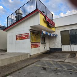 Taquería El Ranchito - Its attached to a gas station.