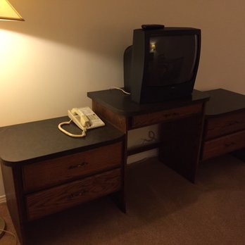 Hotel Victoria - a desk with a telephone and a television - Hotels Near Me - Lillooet, British Columbia Hotel Victoria - a desk with a telephone and a television - Hotels Near Me - Lillooet, British Columbia