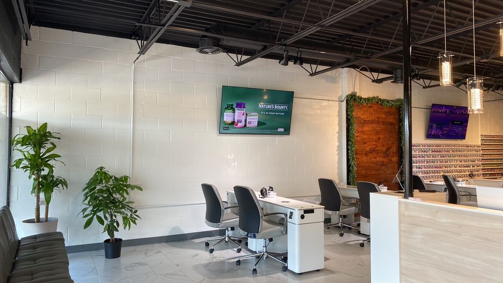 OMG Nails & Spa Logo