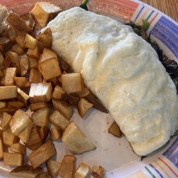 Egg white omelette with spinach and mushroom and home potatoes Egg white omelette with spinach and mushroom and home potatoes