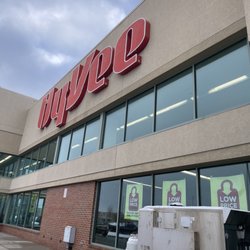 Hy-Vee Food Store - NW Arterial / Severely understaffed Starbucks!!!