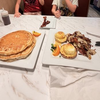 Keke's Breakfast Cafe - Pancakes and eggs Benedict - Breakfast & Brunch Near Me - Parkland, Florida