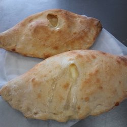 CALZONESSSSSSS they put whatever you want in itttt
