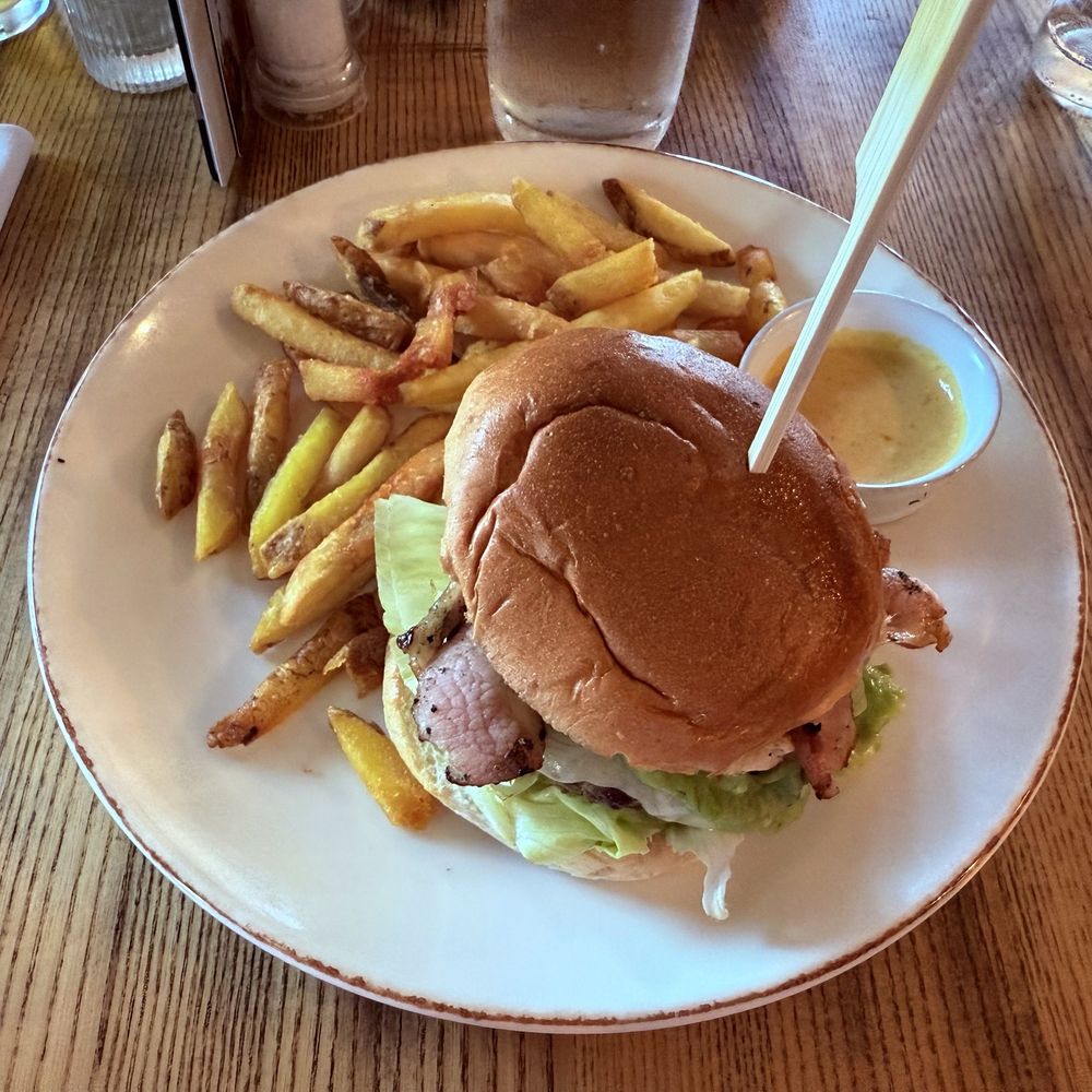 Hereford Arms - Cheese, bacon burger - Pubs Near Me - London, XGL Hereford Arms - Cheese, bacon burger - Pubs Near Me - London, XGL