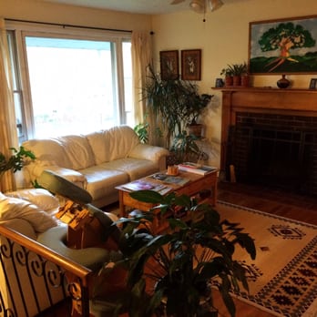 Fairhaven Guesthouse - The Living Room - Bed & Breakfast Near Me - Charlottesville, Virginia
