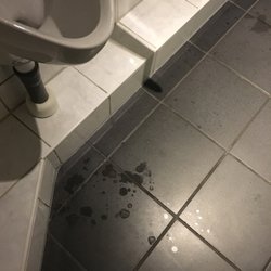 Bistro & Restaurant Einstein - Das Herren WC ist ein absoluter Horror. Der ganze Boden voll mit Urin. Dementsprechend stinkt es!!! Ekelig!