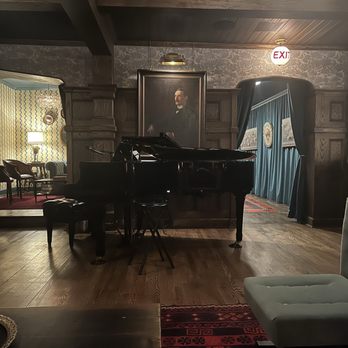 The Colonel’s Club - Baby Grand piano in the bar - American Near Me - Baton Rouge, Louisiana