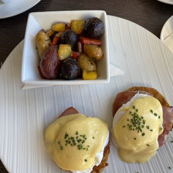 Splashes Restaurant - Egg Classic Eggs Benedict - New American Near Me - Laguna Beach, California
