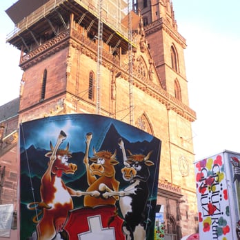 Basler Fasnacht - laddäärne vorm mynschter, "wir wollen sein ein einig volk von Kühen" (beachte schwarzes schaf links unten) - Festivals Near Me
