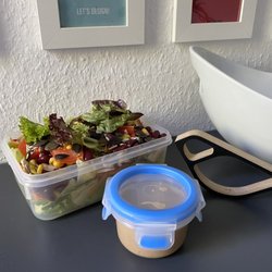 Saft- u. Salatbar - Vollwertsalat mit extra Pepperoni mit Dressing in selbst mitgebrachten Behältnissen.