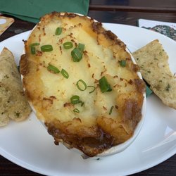 Oscar's - Cottage pie and garlic bread