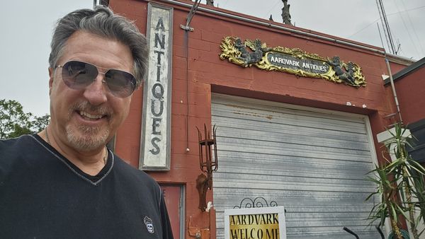 Aardvark Antiques by null