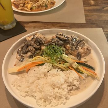 Spritz Stuart - Chicken Sauvignon , pad thai in back - Tapas/Small Plates Near Me - Stuart, Florida