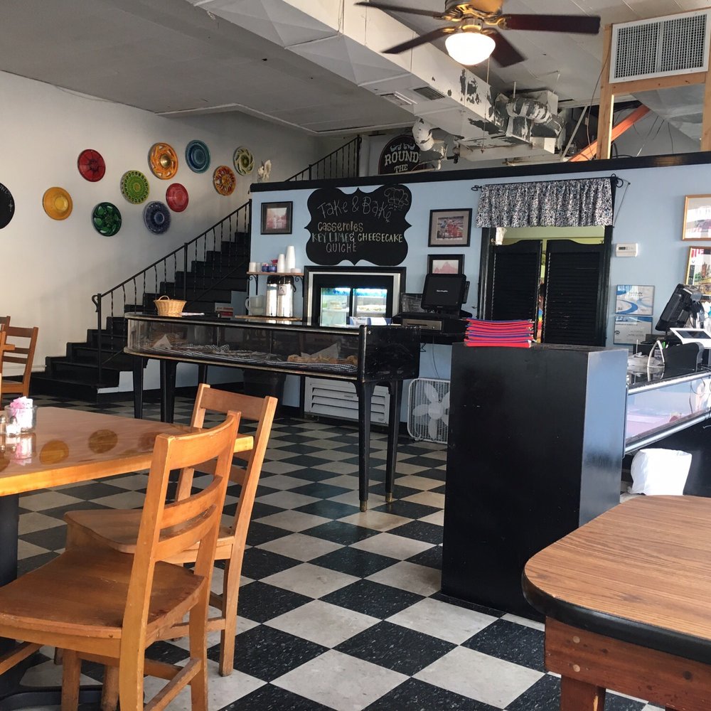 Three Crazy Bakers - Dinning room - Bakeries Near Me - Moultrie, Georgia Three Crazy Bakers - Dinning room - Bakeries Near Me - Moultrie, Georgia