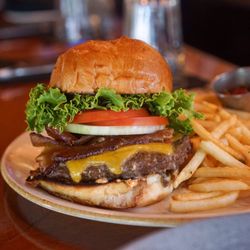 Jak's Grill - Jak's Cheeseburger (Happy Hour) - IG: @nelson_eats
