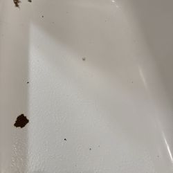 32 Union Apartments - Dirty bathtub