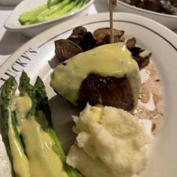 Luckys Steakhouse - Filet Mignon - Steakhouses Near Me - Montecito, California Luckys Steakhouse - Filet Mignon - Steakhouses Near Me - Montecito, California