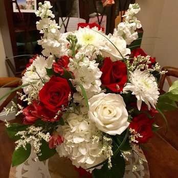 The Waters Edge Flowers - Valentines flower arrangements, hydrangeas, roses, zinnias (I think:) and more beautiful!! - Florists Near Me - Newport, Rhode Island