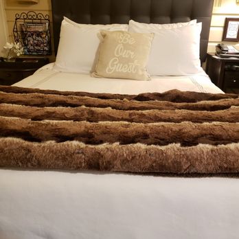 Amherst Inn - Comfy, cozy bed in double room - Hotels Near Me - Amherst, Virginia
