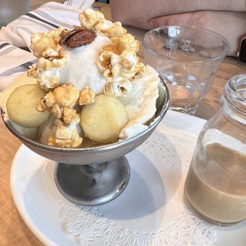Launderette - MAHLEB PARSNIP ICE CREAM SUNDAE roasted apples, cinnamon caramel, pecan caramel popcorn, rum crème fraîche - New American Near Me - Austin, Texas
