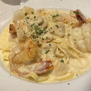 Andiamo Gate A-30 - Chicken,shrimp, Alfred with fettuccine - Italian Near Me - Romulus, Michigan