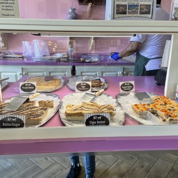 Murray Hotel Fudge - a display of pastries - Desserts Near Me - Mackinac Island, Michigan Murray Hotel Fudge - a display of pastries - Desserts Near Me - Mackinac Island, Michigan