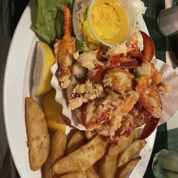 7 Seas Restaurant and Pub - Lobster Roll - Seafood Near Me - Milford, Connecticut