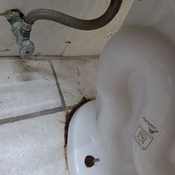 Best Way Inn - Behind the commode Room 109