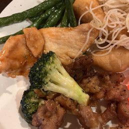 Green beans, chicken and broccoli, pepper chicken, and rice noodles pictured.