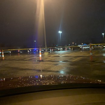 Bakers Square - Line for pie on Thanksgiving Eve - American Near Me - Parma Heights, Ohio