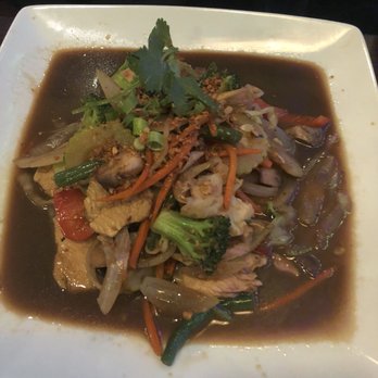 Pinto Thong Thai Cuisine - Pad Kratiem with Chicken $12.95 - just okay - Thai Near Me - Deptford, New Jersey