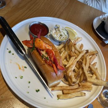 The Mariner - Lobster roll - Seafood Near Me - Mystic, Connecticut
