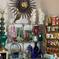 Days of Olde Antiques & Collectibles - Booth M616