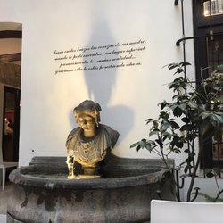 Café Liparis - Una increíble fuente acompaña el momento en la parte externa del café